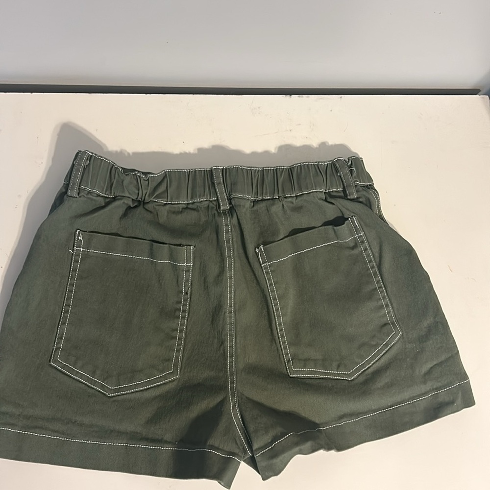 Adorable Hunter Green white trimmed shorts - Picture 2 of 6